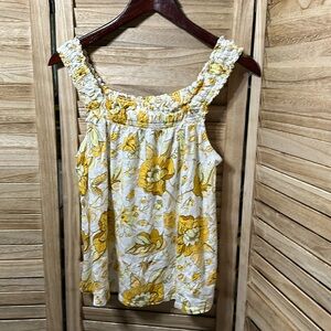 Loft Outlet tank. White with gold flowers